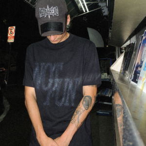 Rastro – Regular Tee NOT FUN — foto da peça em uso
